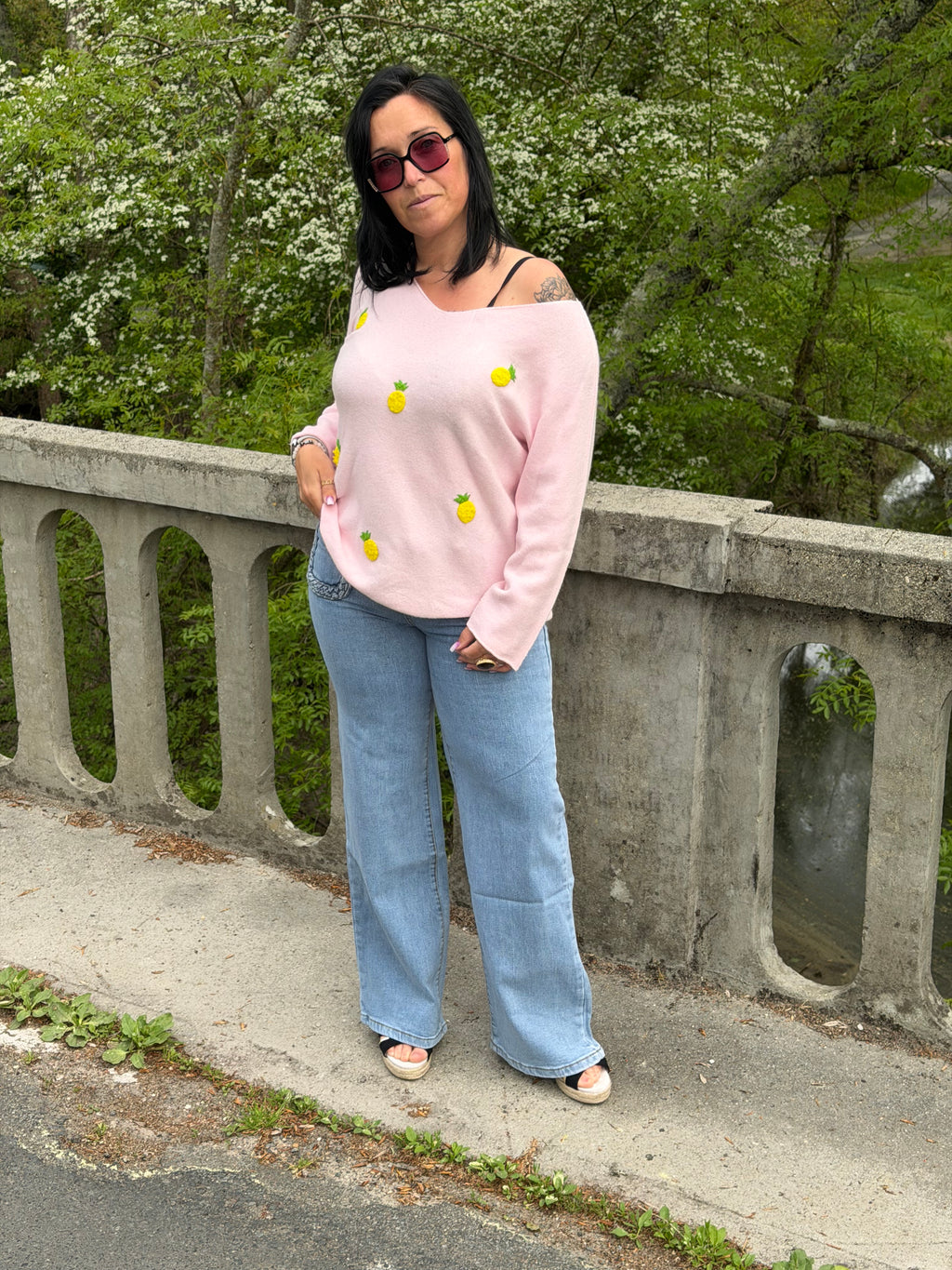 Pull Col V Rose – Broderie Ananas