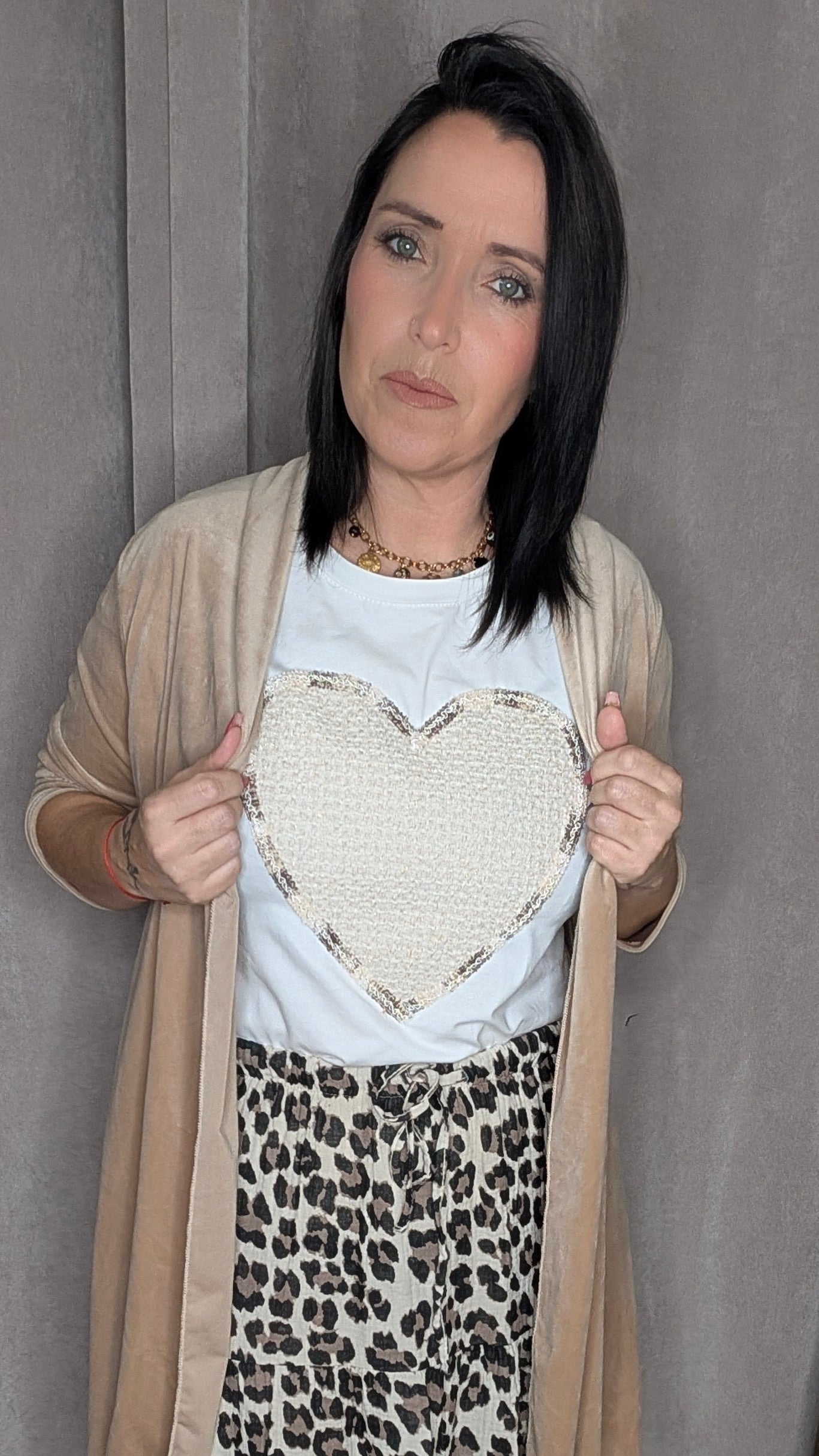 T-shirt Cœur Texturé – Blanc Élégant
