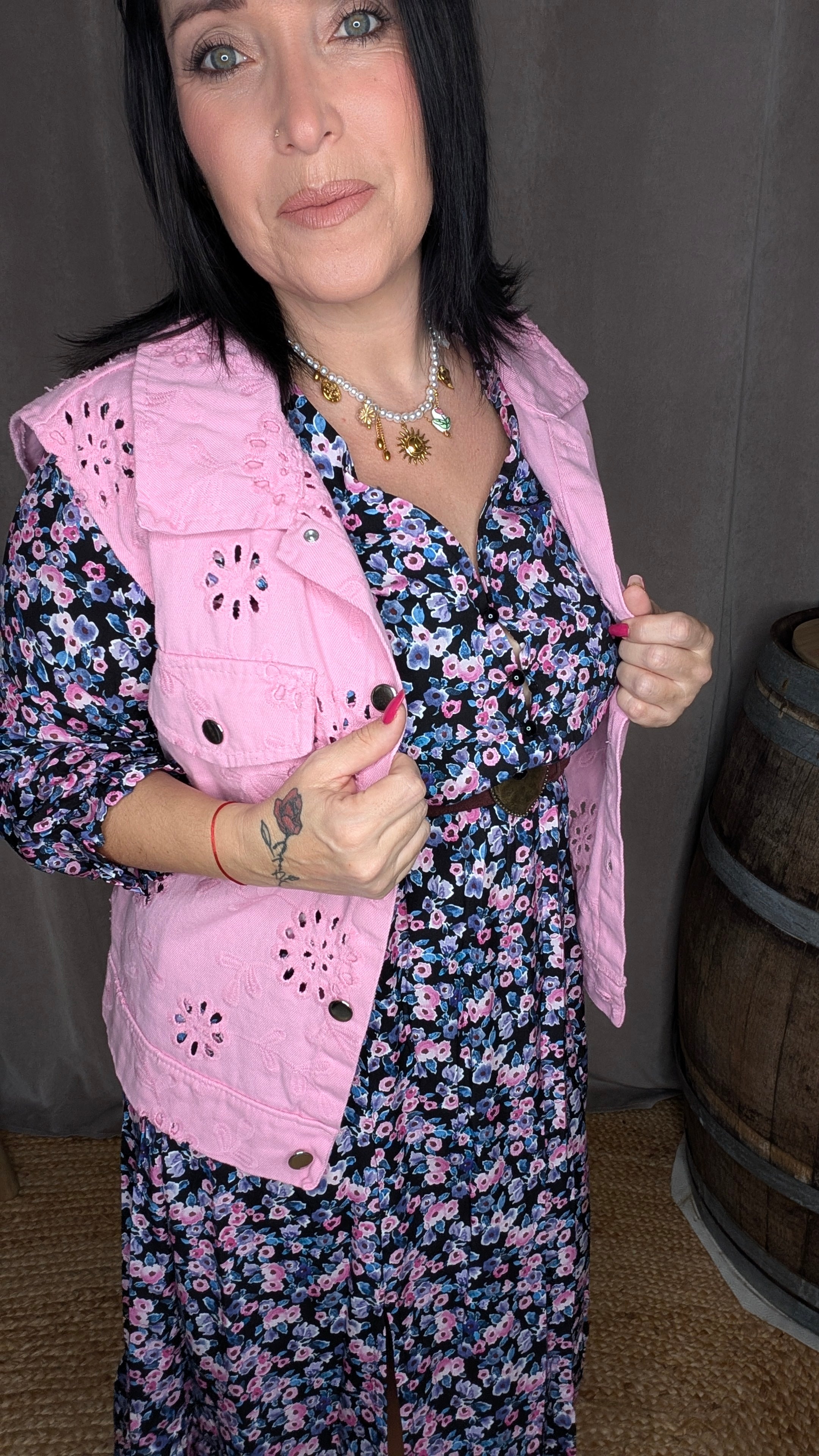 Veste Sans Manches Brodée Rose – Esprit Printemps