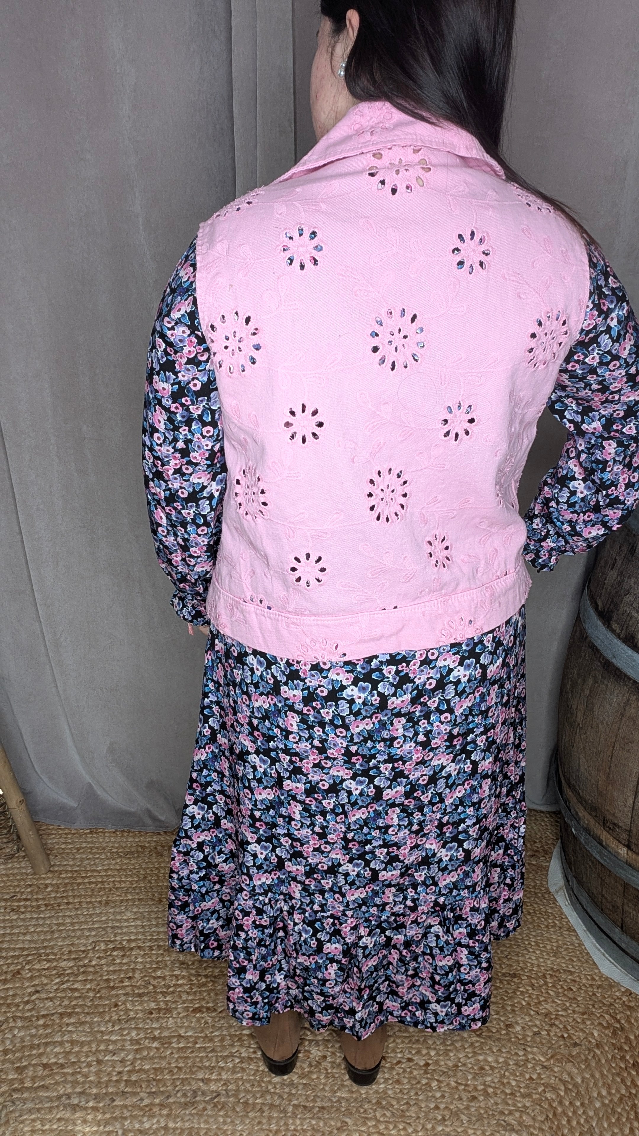 Veste Sans Manches Brodée Rose – Esprit Printemps