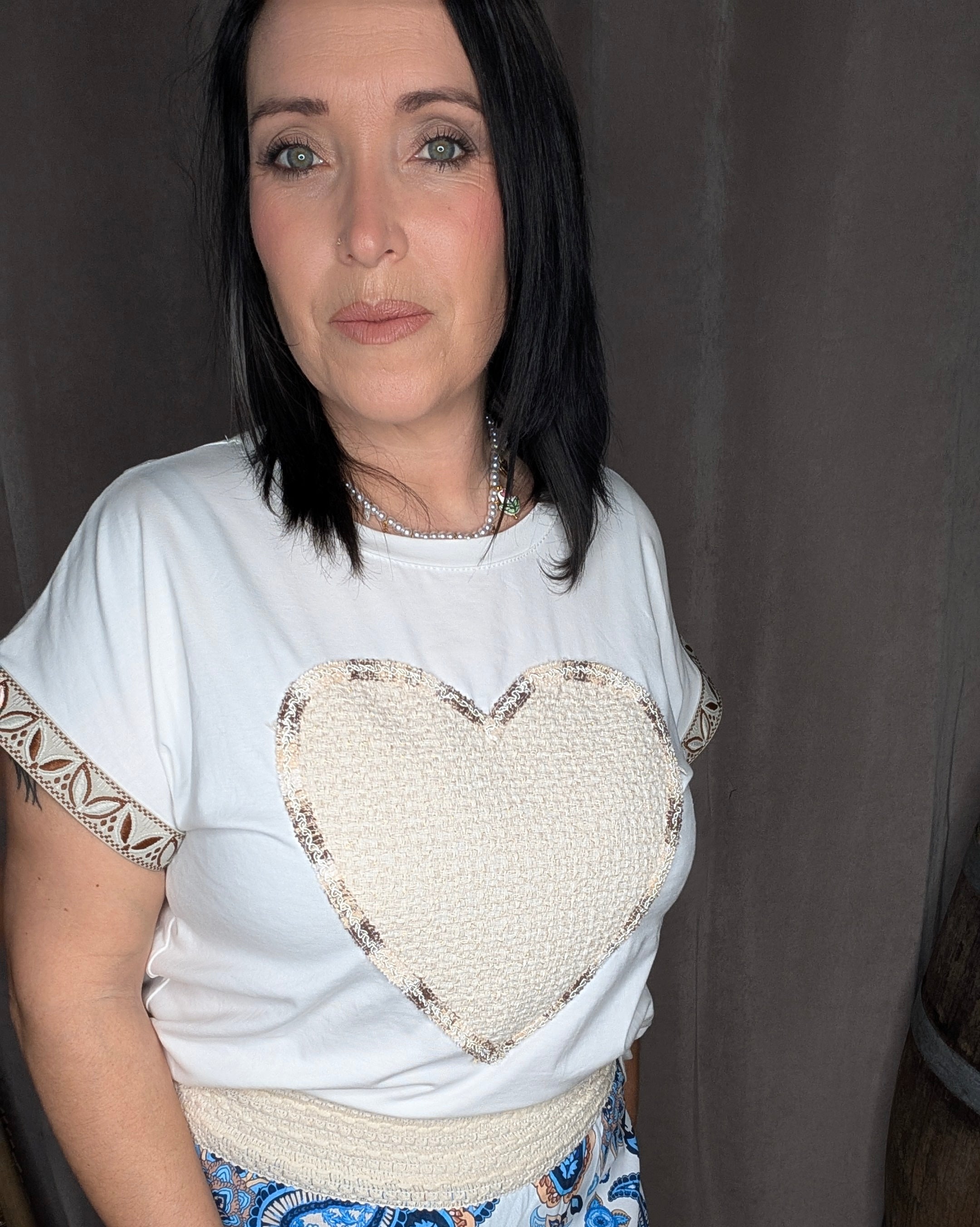 T-shirt Cœur Texturé – Blanc Élégant