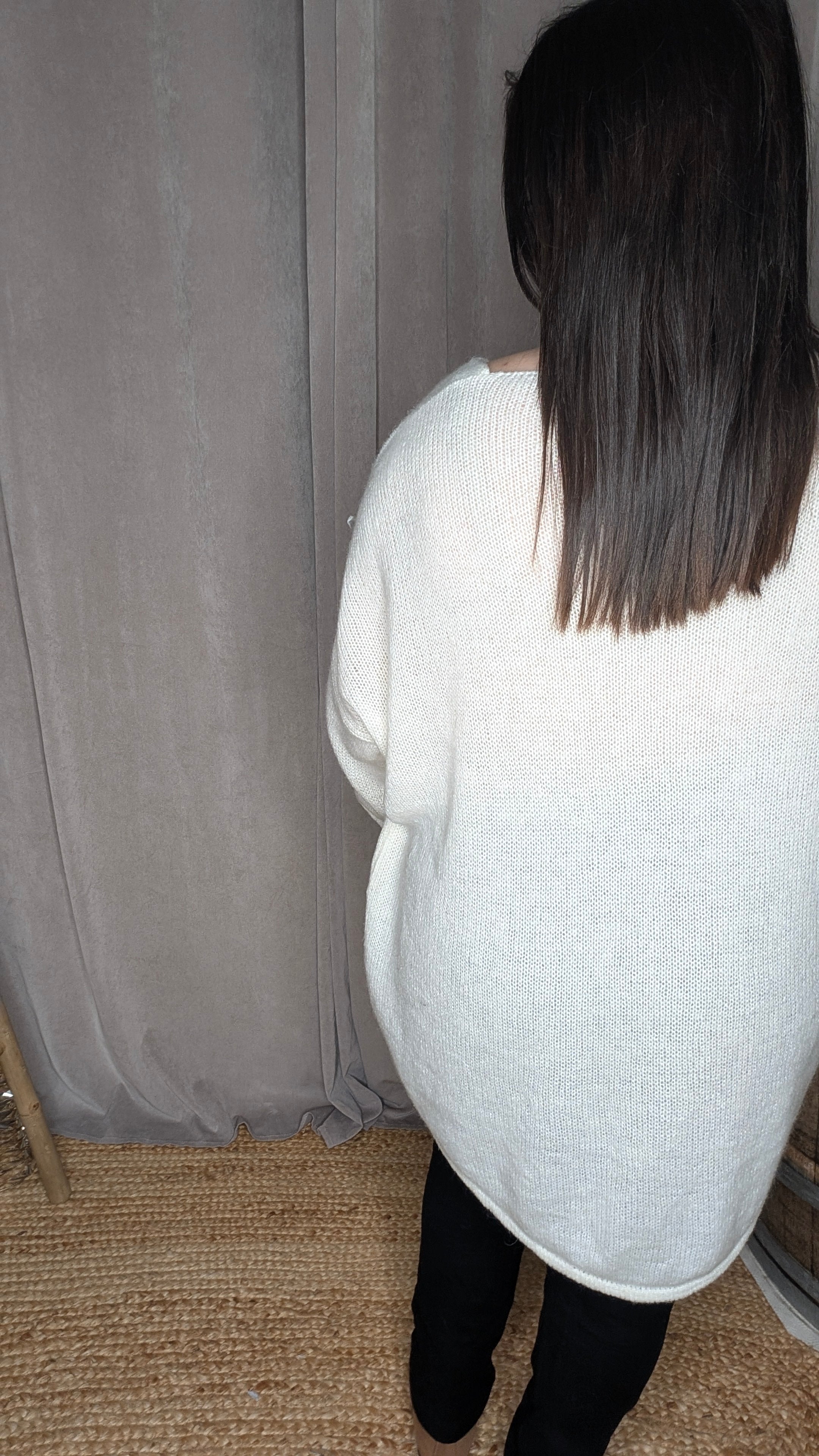Pull Oversize Col V Écru – Douceur Élégante